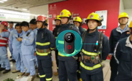 上海地铁，维保人员佩戴执法记录仪在站内维修巡检w.jpg